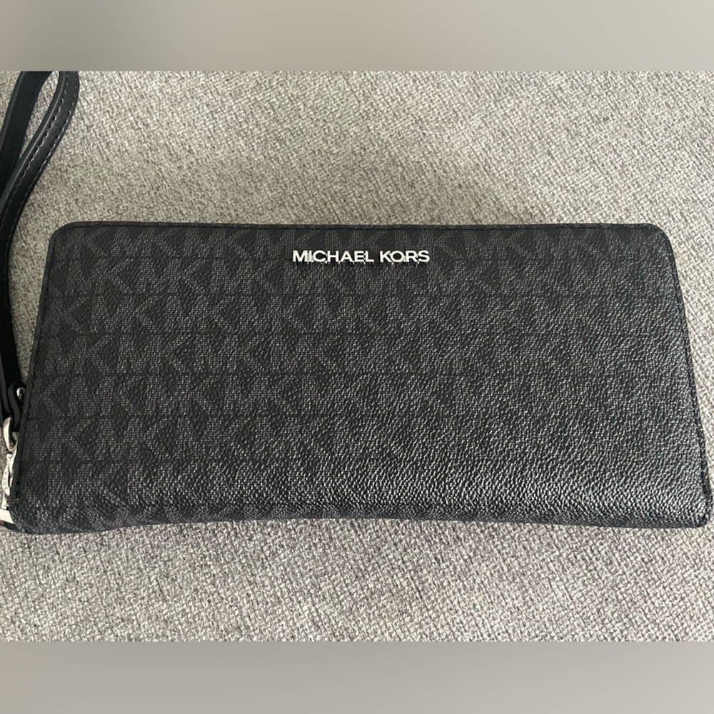 Michael Kors Jet Setter Wallet